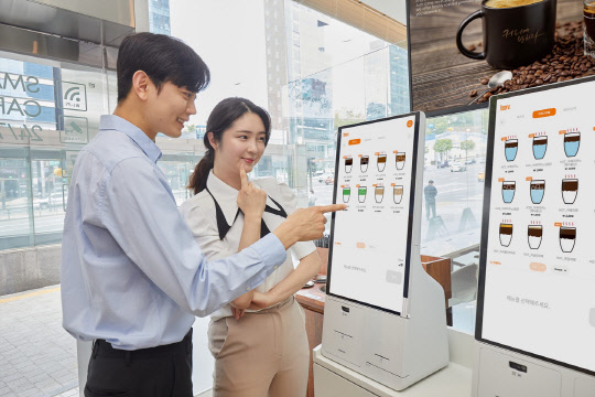 커피에 반하다 스마트카페 쇼룸 1호점에 설치된 삼성 키오스크 제품. <삼성전자 제공>